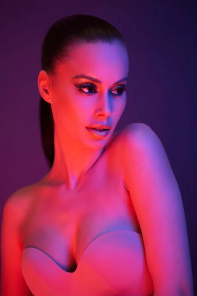 Sensuele Jonge Brunette Model Poseren Lingerie Verlicht Door Zeer Kleurrijke — Stockfoto