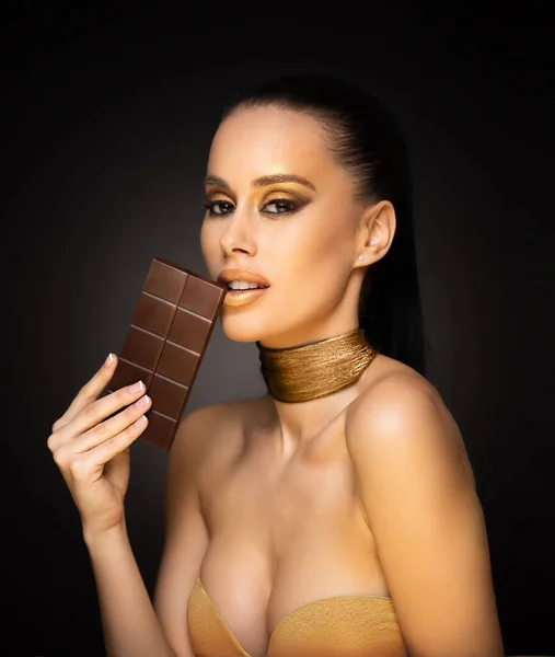 Krásná Smyslná Mladá Brunetka Žena Jíst Čokoládu Sobě Zlatý Make — Stock fotografie