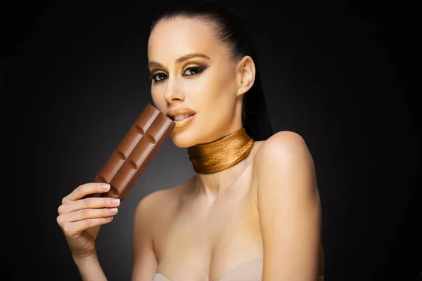 Güzel Şehvetli Genç Esmer Kadın Çikolata Yiyor Altın Rengi Makyaj — Stok fotoğraf