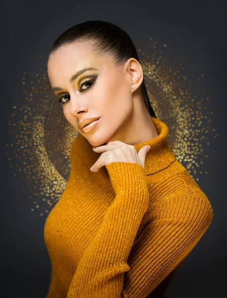 Gorgeous Young Brunette Model Posing Golden Luxury Makeup — Stock Photo, Image