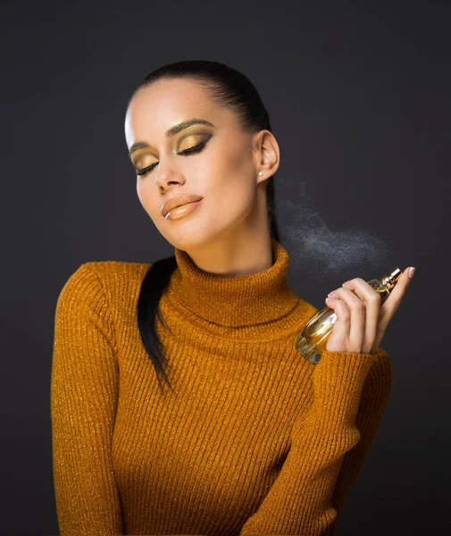 Vacker Ung Brunett Modell Poserar Gyllene Lyx Makeup Med Parfym — Stockfoto