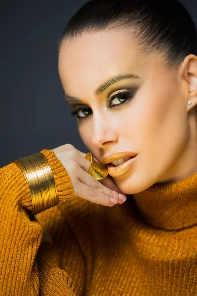 Linda Jovem Morena Modelo Posando Maquiagem Luxo Dourado Usando Jóias — Fotografia de Stock