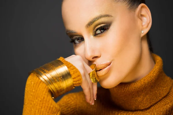 Linda Jovem Morena Modelo Posando Maquiagem Luxo Dourado Usando Jóias — Fotografia de Stock