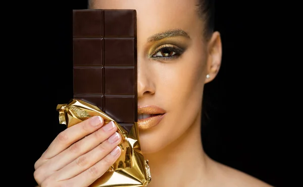 Hermosa Sensual Joven Morena Comiendo Chocolate Usando Maquillaje Dorado —  Fotos de Stock