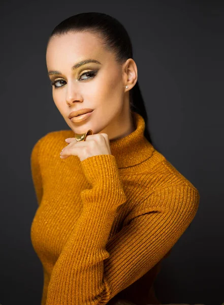 Linda Jovem Morena Modelo Posando Maquiagem Luxo Dourado — Fotografia de Stock