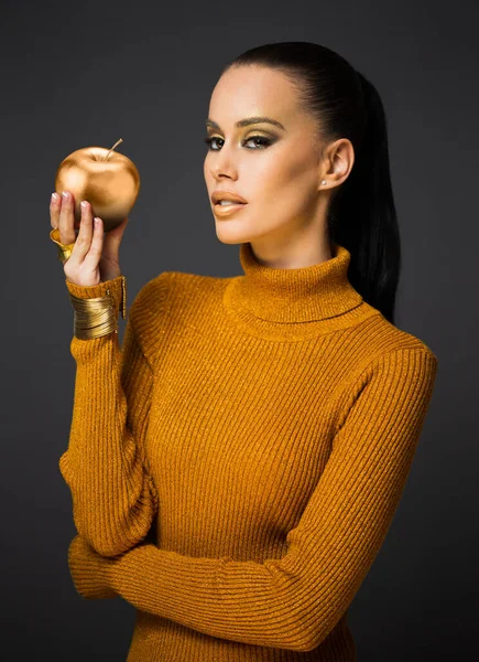 Wspaniały Młody Brunetka Model Pozowanie Złoty Luksusowy Makijaż Noszenie Złotej — Zdjęcie stockowe