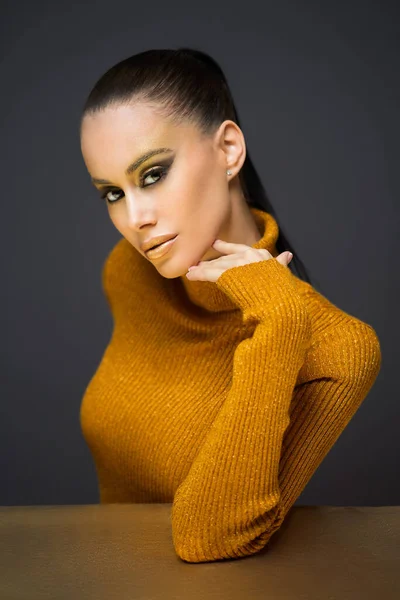 豪華な若いブルネットモデルポーズで黄金の豪華な化粧 — ストック写真