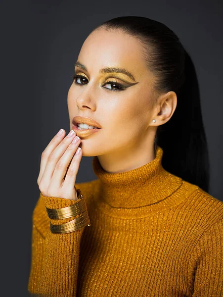 Nádherný Mladý Brunetka Modelu Pózování Zlatém Luxusním Make Upu Sobě — Stock fotografie