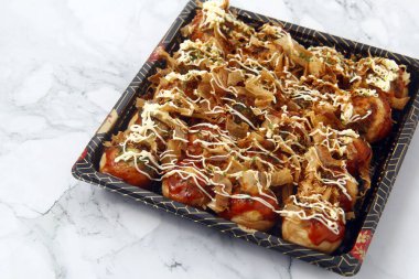 Yeni pişmiş Takoyaki toplarının fotoğrafı..