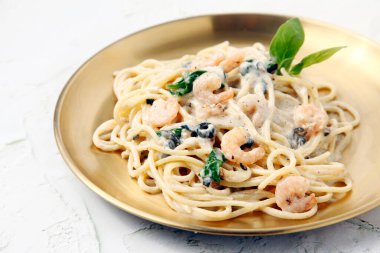 Taze pişmiş deniz ürünleri Carbonara makarnasının fotoğrafı..