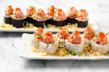 Yeni hazırlanmış Japon suşisinin fotoğrafı..