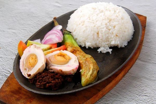 Foto Yang Baru Dimasak Disebut Ensaladang Talong Dengan Salad Nasi — Stok Foto
