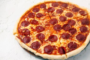 Yeni pişmiş Pepperoni Pizza 'nın fotoğrafı..