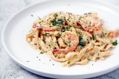 Taze pişmiş deniz ürünleri Carbonara makarnasının fotoğrafı..