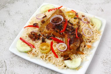 Biryani Rice 'lı taze pişmiş tavuk fotoğrafı..