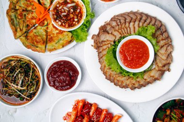 Yeni pişirilmiş Kore yemeğinin fotoğrafı..
