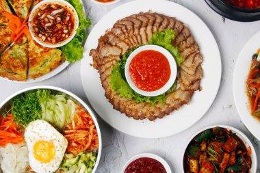 Yeni pişirilmiş Kore yemeğinin fotoğrafı..