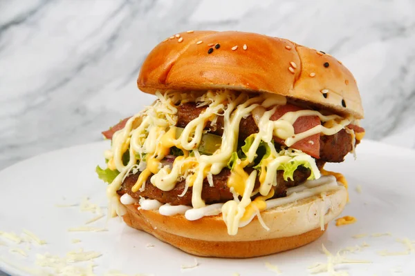 Foto Von Einem Frisch Zubereiteten Double Patty Hamburger Mit Käse — Stockfoto