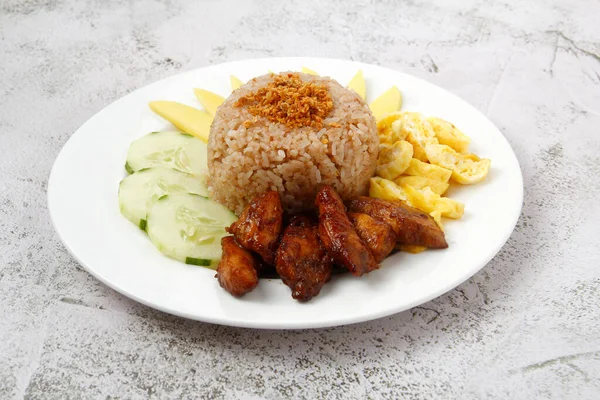 Fénykép Frissen Főzött Bagoong Sült Rizs Tojással Zöld Mangóval Keverjük — Stock Fotó