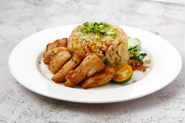 Foto Van Vers Gekookt Thais Eten Genaamd Chicken Fried Rice — Stockfoto