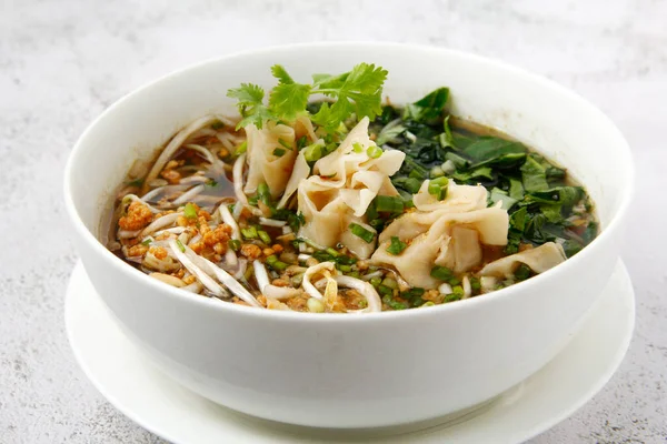 Photo Freshly Cooked Thai Food Called Chicken Wanton Noodle Soup — Stock Photo, Image