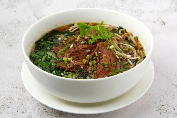 新烹调的泰国菜 牛肉面汤 — 图库照片