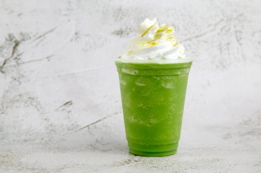 Taze yapılmış matcha aromalı frappe fotoğrafı..
