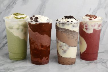Taze aromalı frappe ve shake grubunun fotoğrafı.