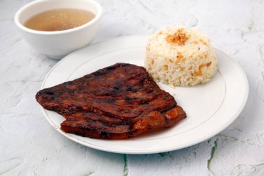 Taze pişmiş domuz pirzolası ve kızarmış pirinç fotoğrafı..