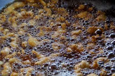 Tavuk derisinin yemek arabasında kızartıldığı fotoğraf..