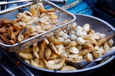 Balık köftesi ve kikiam denen taze pişmiş Filipinli sokak yemeğinin fotoğrafı..