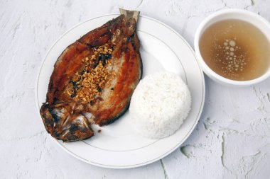Taze pişmiş Filipin yemeği. Kızarmış muz, süt balığı ve kızarmış pirinç..