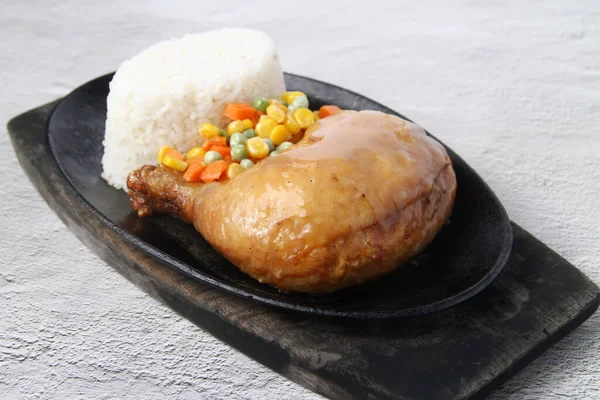 Foto Ayam Goreng Yang Baru Dimasak Disajikan Dengan Nasi Dan — Stok Foto