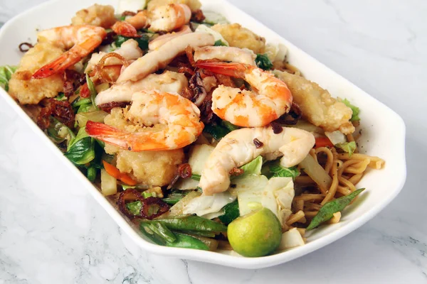 Pancit Canton adlı taze pişirilmiş Filipin yemeği fotoğrafı. Deniz ürünleri, deniz ürünleri ve sebzeli erişte..