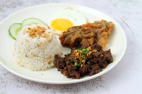 Fénykép Frissen Főzött Filippínó Ételekről Marhahúsból Sertéshúsból Sült Rizsből Tojásból — Stock Fotó
