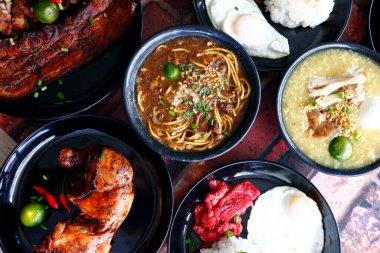 Yeni pişirilmiş ünlü Filipin yemeğinin fotoğrafı..