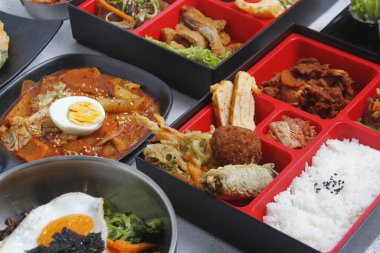 Yeni pişirilmiş Kore yemeğinin fotoğrafı..