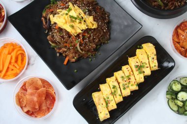 Yeni pişirilmiş Kore yemeğinin fotoğrafı..