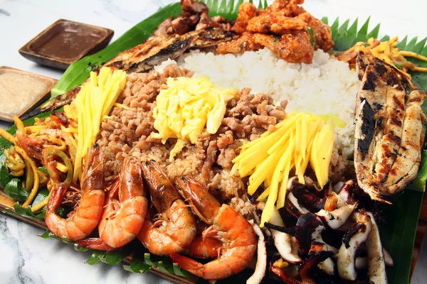 Photo Freshly Prepared Filipino Food Platter Called Boodle Fight — Stock Photo, Image