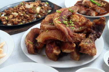 Taze pişmiş Filipin yemeği Bagnet ya da kızarmış domuz göbeği..