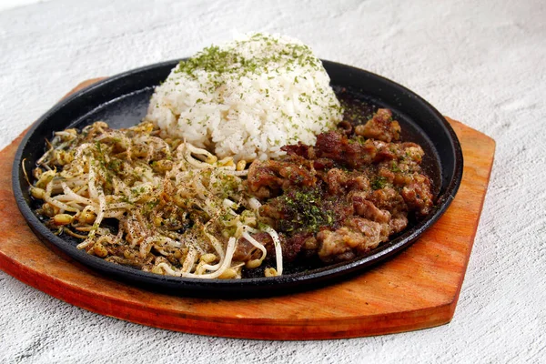 Foto Makanan Jepang Yang Baru Dimasak Disebut Yakiniku Don — Stok Foto