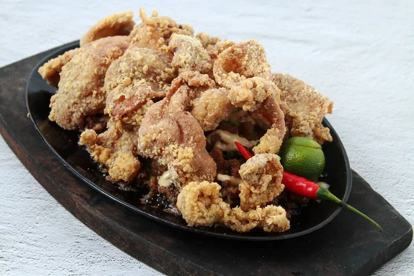 Photo Freshly Cooked Filipino Food Pork Sisig Topped Fried Chicken — Stock Photo, Image