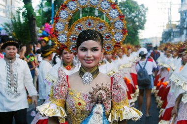 Antipolo Şehri, Filipinler - 1 Mayıs 2023: Antipolo City 'de düzenlenen yıllık SUMAKA Festivali sırasında sokak dansı geçit töreni katılımcıları.