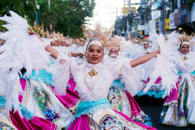 Antipolo Şehri, Filipinler - 1 Mayıs 2023: Antipolo City 'de düzenlenen yıllık SUMAKA Festivali sırasında sokak dansı geçit töreni katılımcıları.