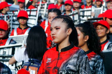 Antipolo Şehri, Filipinler - 1 Mayıs 2023: Antipolo City 'de düzenlenen yıllık SUMAKA Festivali sırasında sokak dansı geçit töreni katılımcıları.