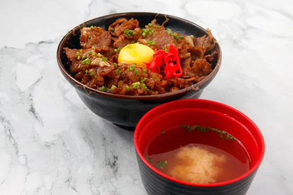 Foto Masakan Jepang Yang Baru Dimasak Gyudon Disajikan Dengan Sup — Stok Foto
