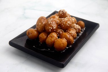 Yeni yapılmış Kore yemeğinin fotoğrafı. Adı haşlanmış mermer patates..