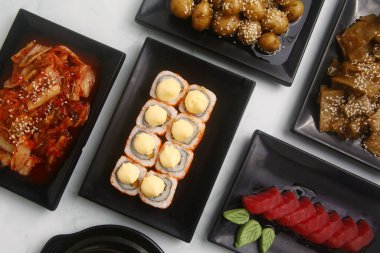 Yeni yapılmış Japon ve Koreli yemeklerin fotoğrafı..