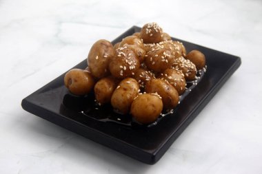 Yeni yapılmış Kore yemeğinin fotoğrafı. Adı haşlanmış mermer patates..