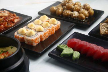 Yeni yapılmış Japon ve Koreli yemeklerin fotoğrafı..